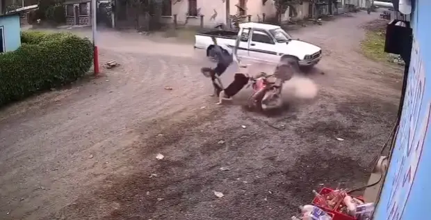 Foto del momento en que las jóvenes en moto impacta con el pick up en Namasigüe