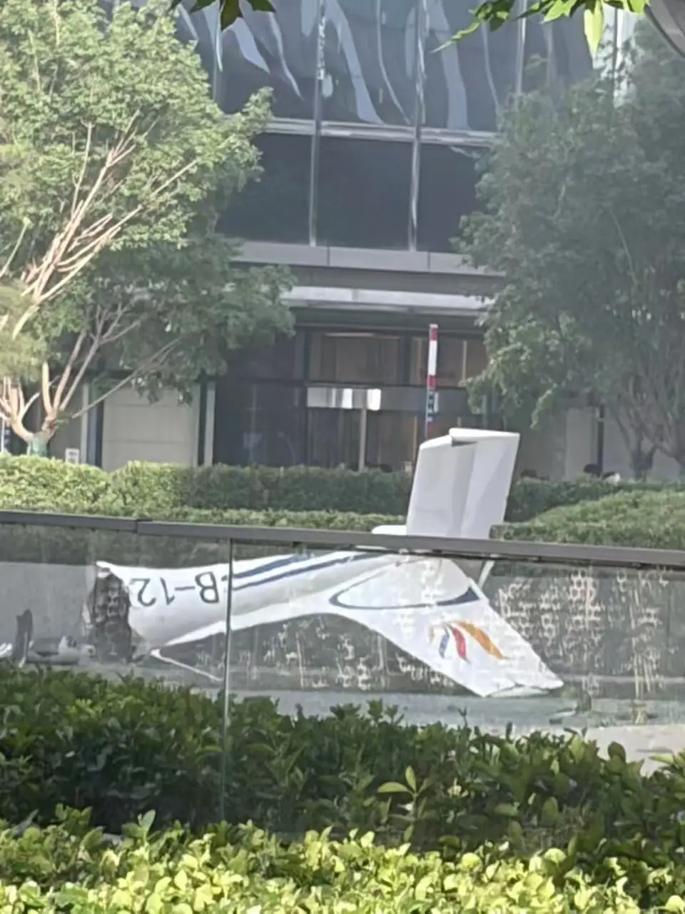 Foto de la avioneta que se estrella con edificio en Beijing