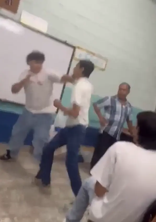 Foto de los alumnos peleando en Cortés
