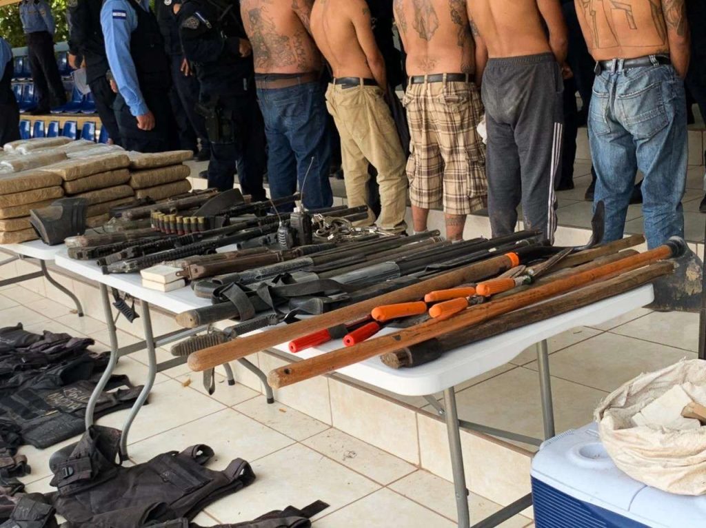 armas y chalecos