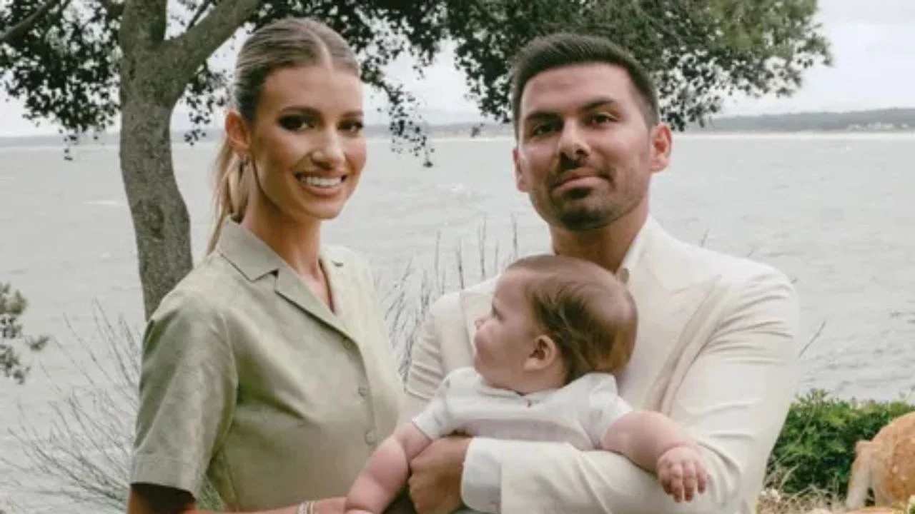 Angie Landaburu y Augusto Marini, junto a su bebé.