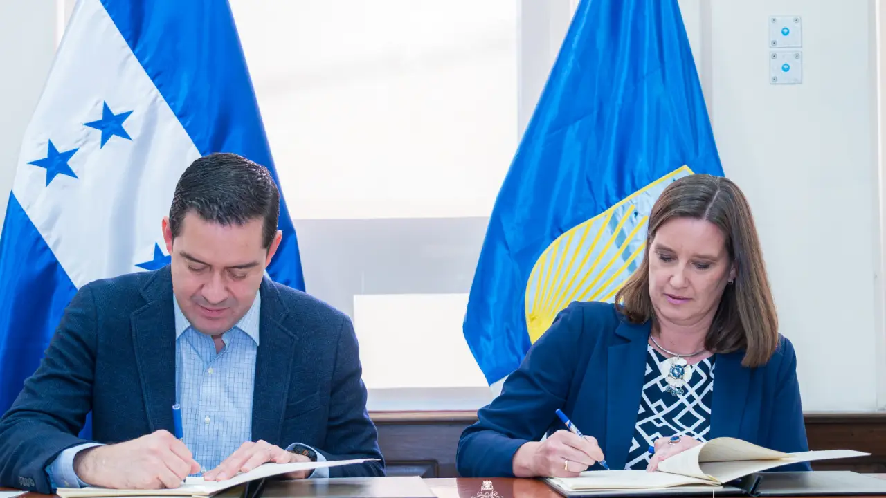 Firma de un convenio de préstamo entre Honduras y el BID.