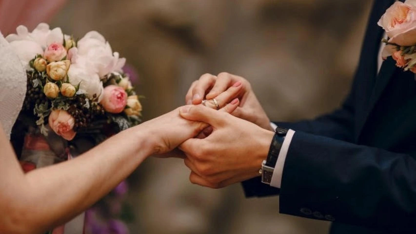 Imagen de referencia de una pareja casandose.