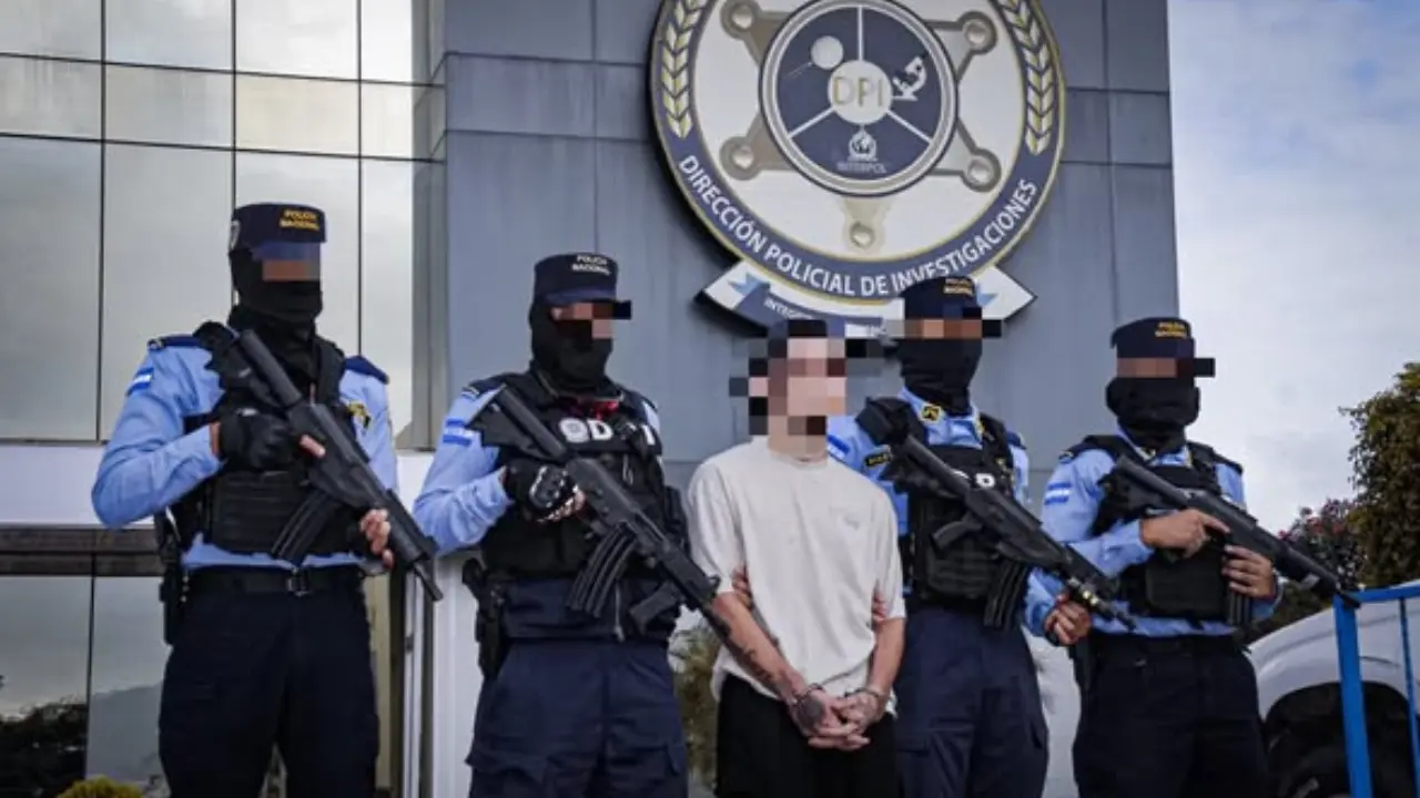Cinco hombres parados