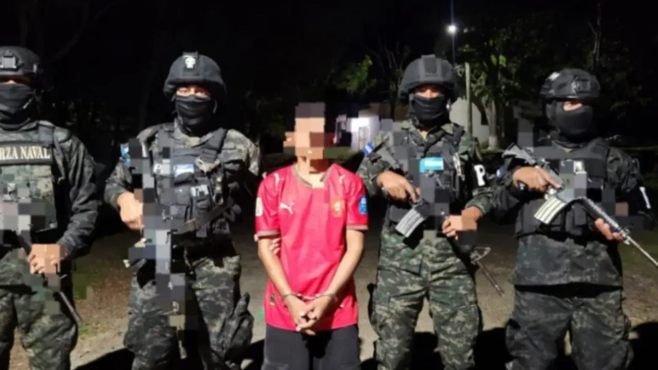 Cinco hombres parados
