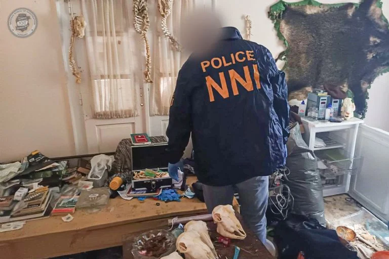 Agente de la policía de Hungría inspeccionando la vivienda del sospechoso.