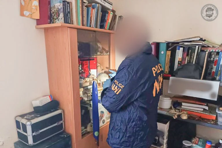 Agente de la policía de Hungría inspeccionando la vivienda del sospechoso.