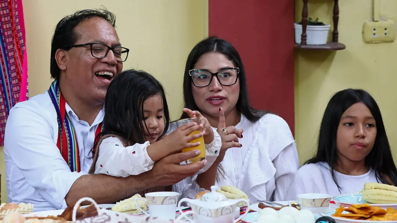 Roberto Sánchez junto a su esposa Claudia Pinazzo y su familia.