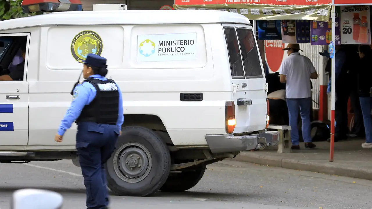 En la imagen un vehículo de Medicina Forense frente a la pulpería donde mataron a René Altamirano.