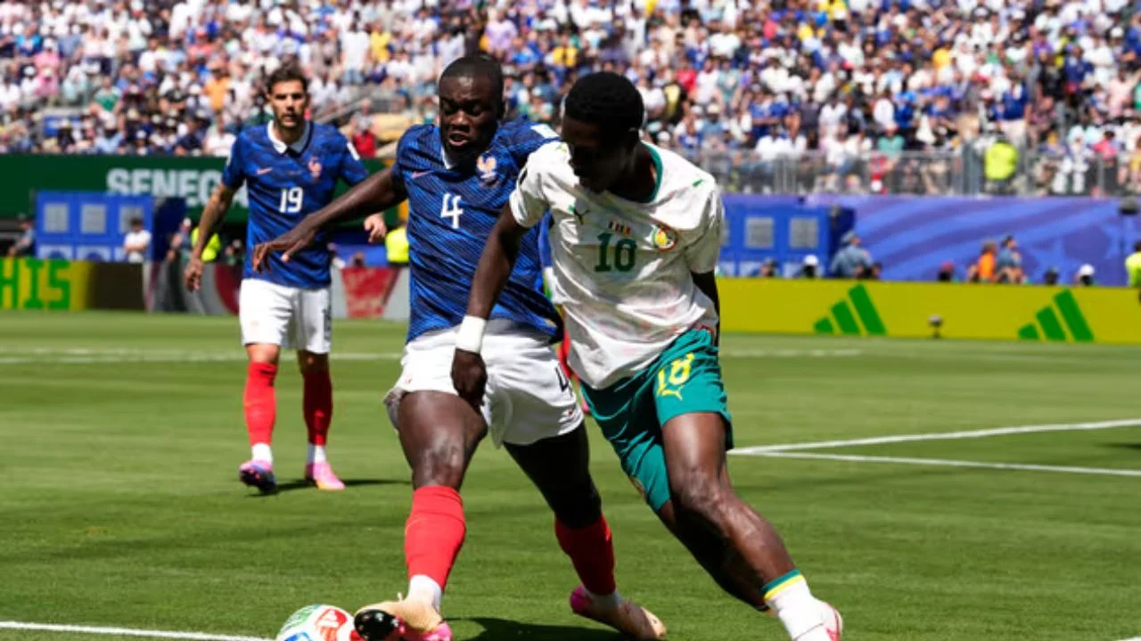 Dayot Upamecano e Ismaila Sarr luchan por el balón en el Francia vs Senegal del Grupo I del Mundial en East Rutherford.