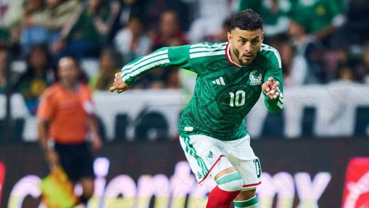 Alexis Vega jugando con la Selección de México.