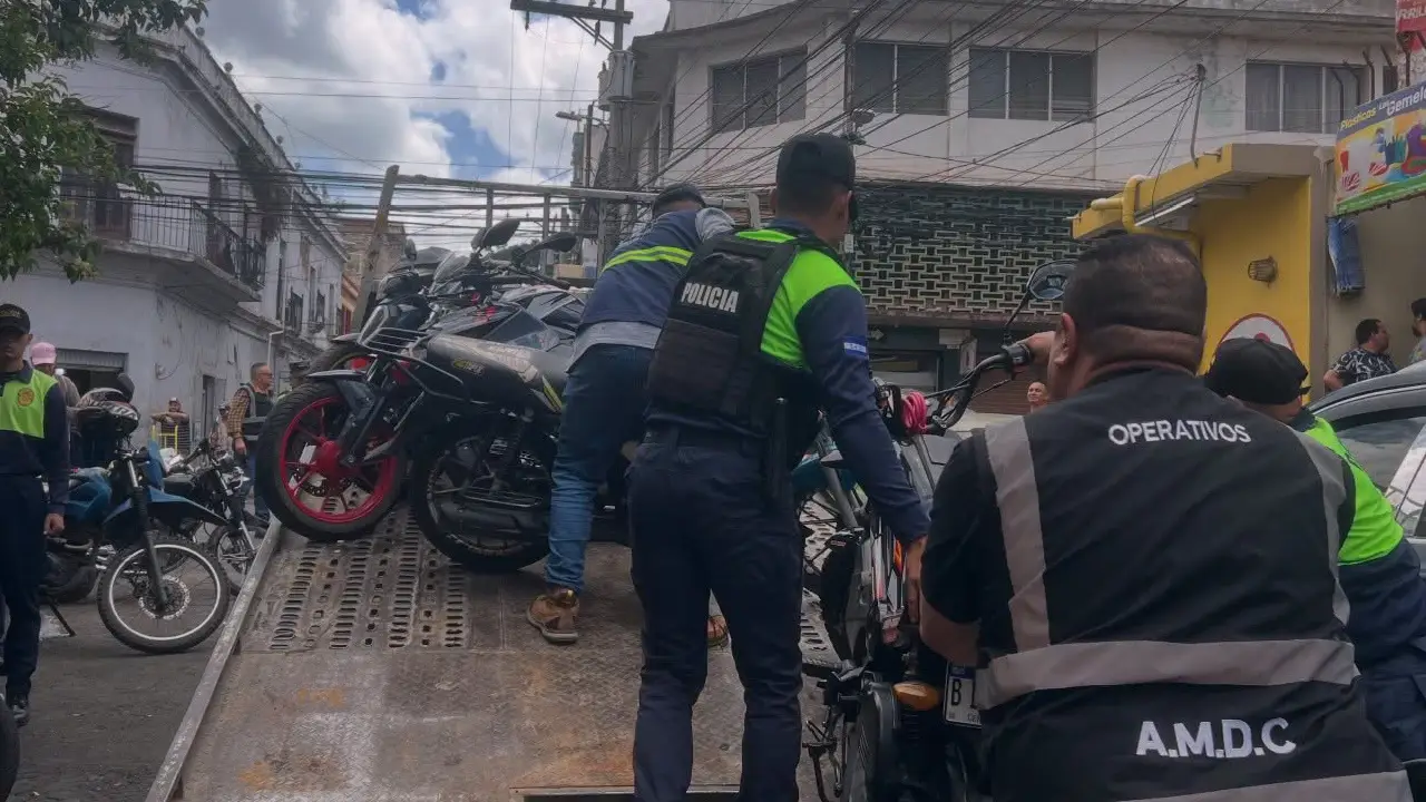 Agentes de la Policía Municipal decomisando motocicletas.