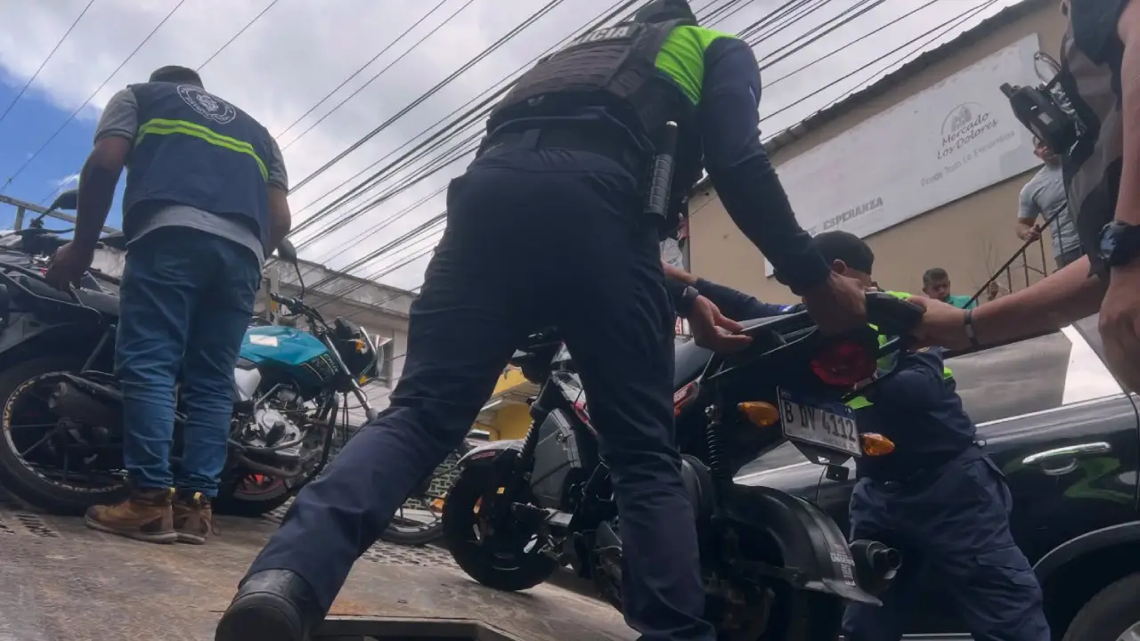 Agentes de la Policía Municipal decomisando motocicletas.