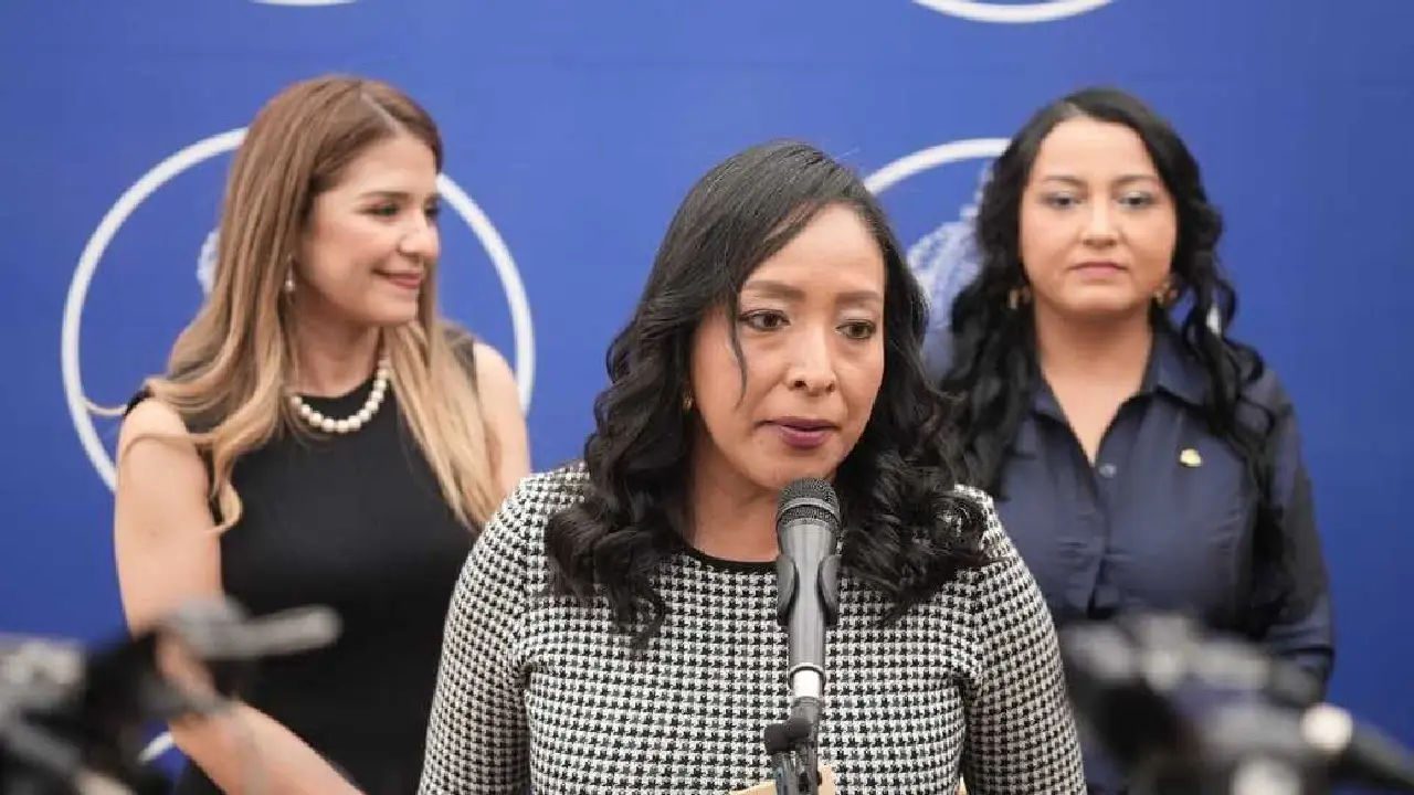 Vicepresidentas del Poder Legislativo, Tania Pinto y Lissi Matute Cano, junto a la prosecretaria Ariana Banegas.