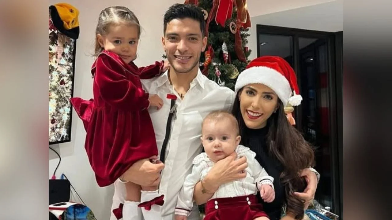 Raúl Jiménez con su esposa Daniela Basso y sus hijos Arya y Ander.