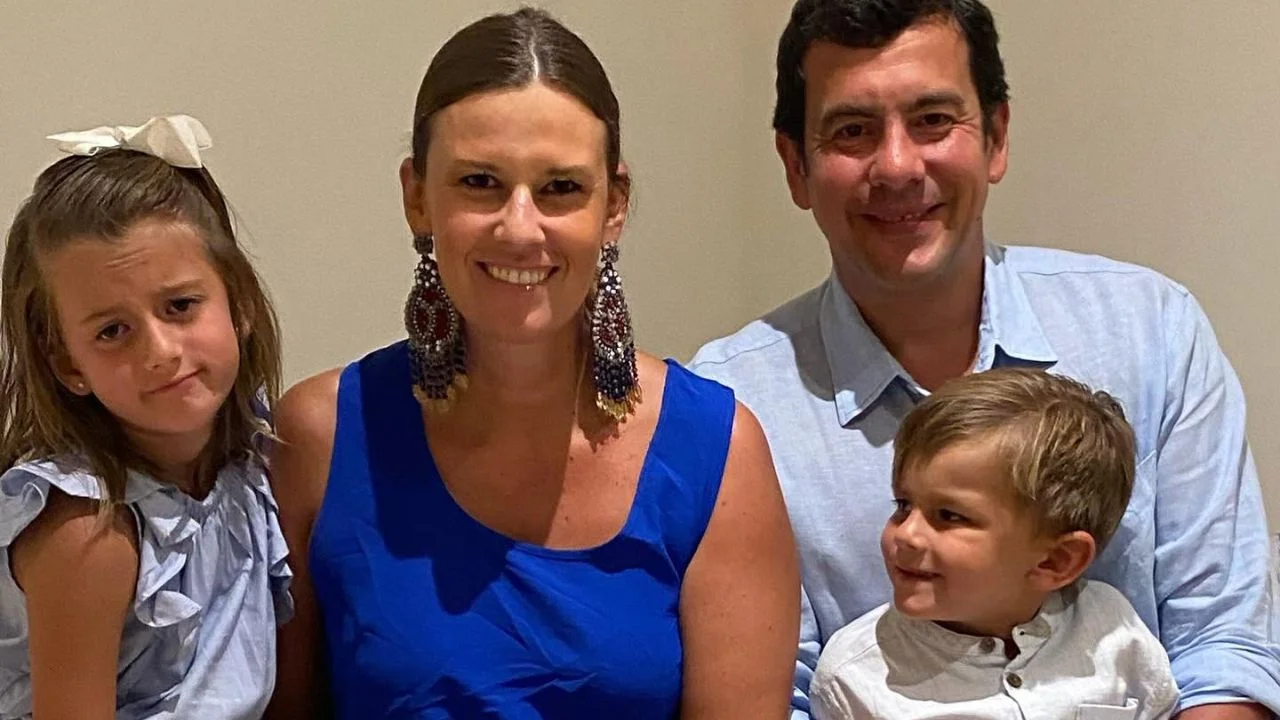 Rodrigo Lara Restrepo con su esposa e hijos.