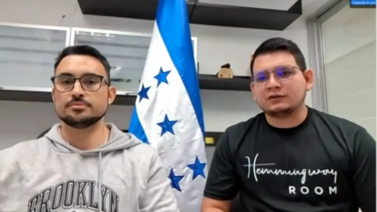 José Andrade, encargado de negocios de Honduras en Venezuela, y Ronnie Jafet Mejía, estudiante de medicina. 