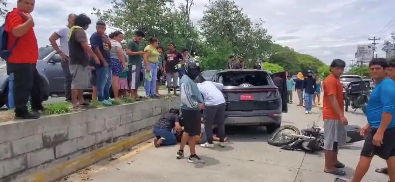 foto del accidente entre moto y camioneta en San Pedro Sula