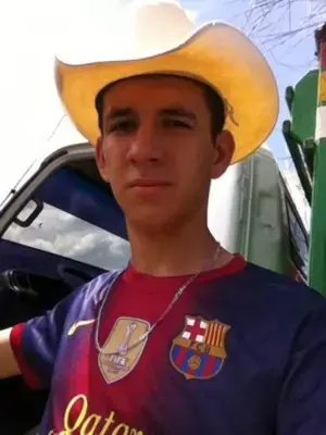 JOVEN CON SOMBRERO