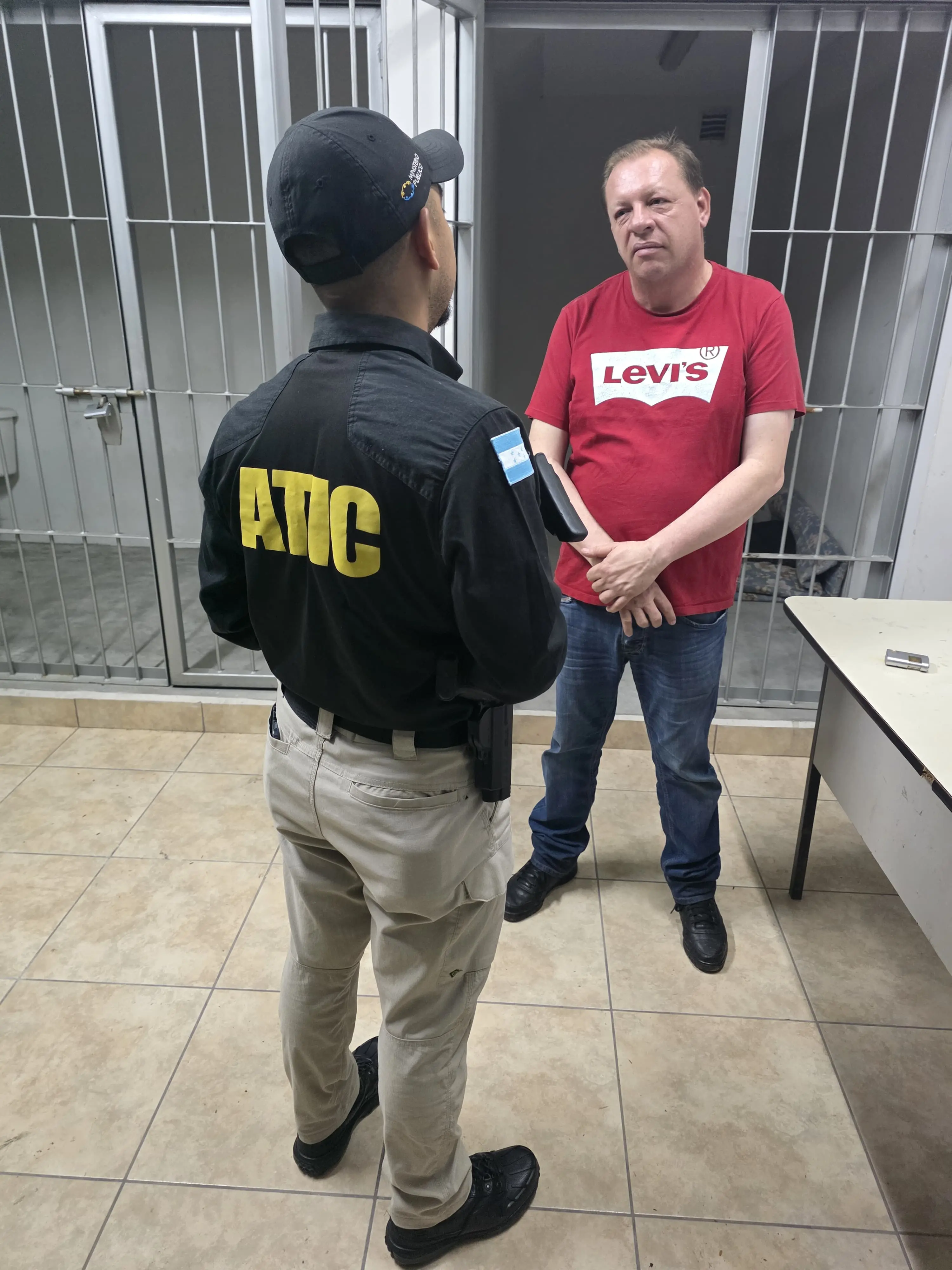 hombre detenido