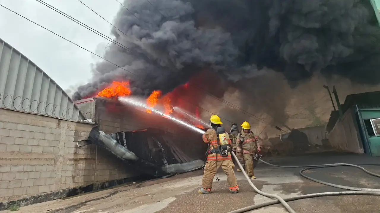 bomberos en incendio de bodegas en el anillo periférico