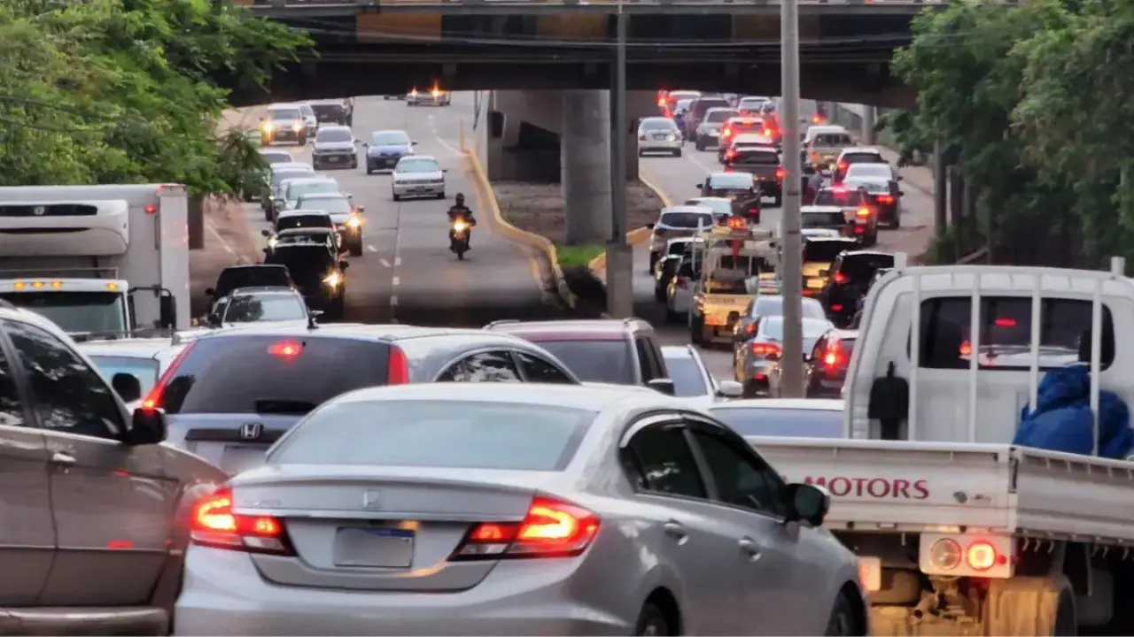 Varios carros en carretera