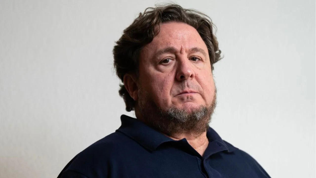 José Luis Peñas con una camisa estilo polo frente a un fondo blanco.
