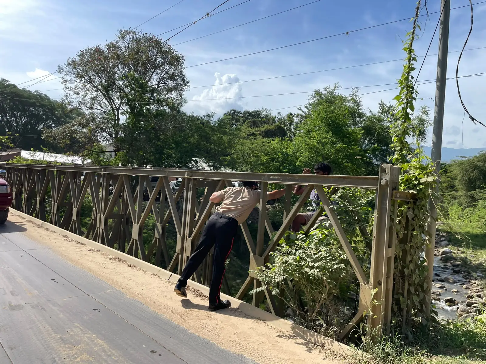 Joven subió a puente en Yoro para acabar con su vida 