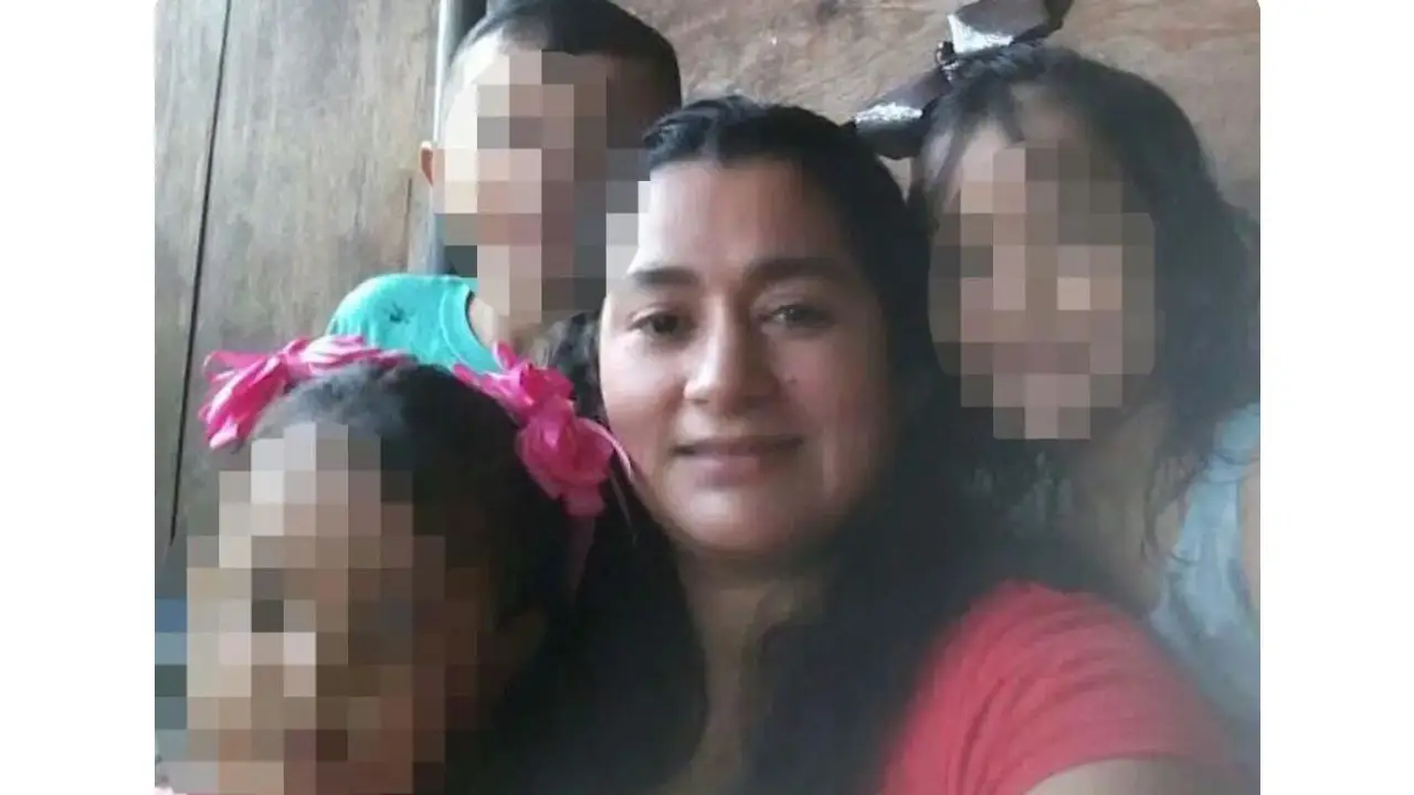 Foto en vida de Darling Hércules y sus tres hijos.