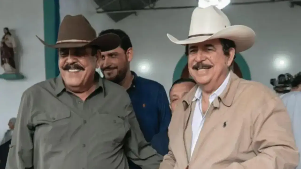 Carlos Zelaya aparece en una foto junto a su hermano Manuel Zelaya (derecha) 