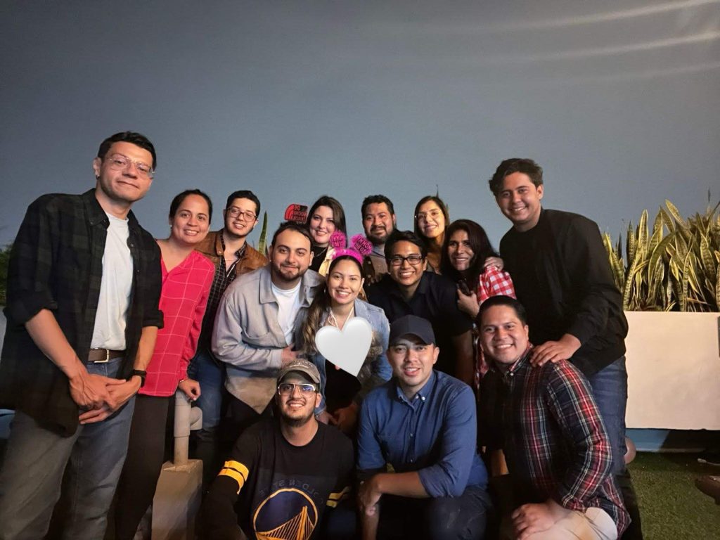 Una foto de varias personas