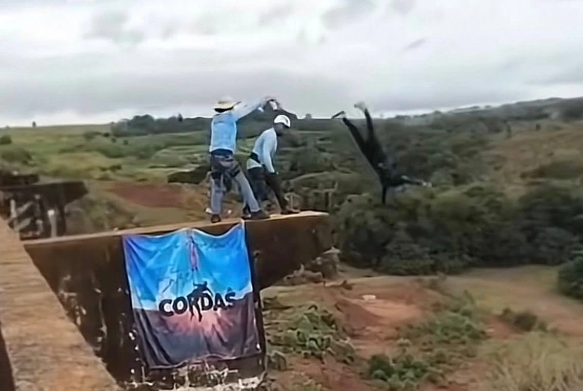 Momento en que la joven Maria Eduarda fue lanzada al vacío sin las cuerdas de seguridad.