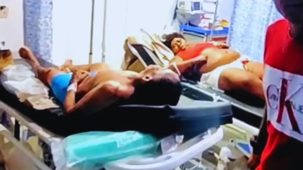 Dos personas acostadas en unas camillas de hospital