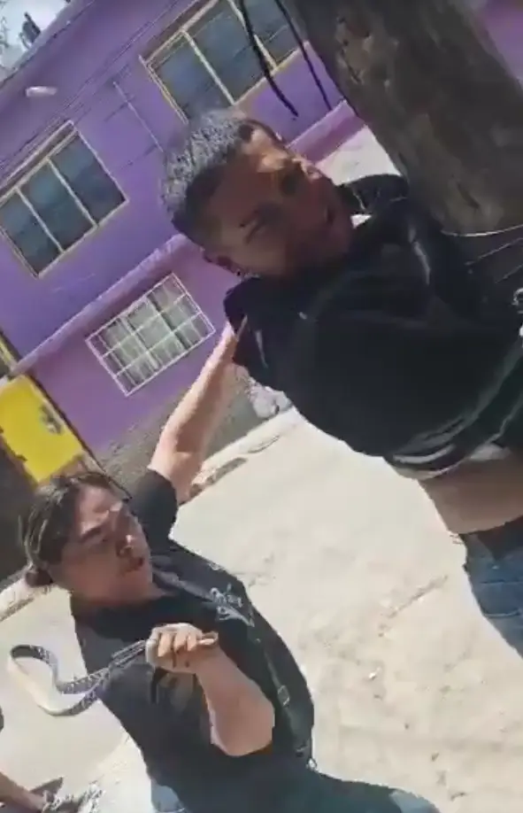 Foto de cuando la mujer macanea a su hijo por ladrón