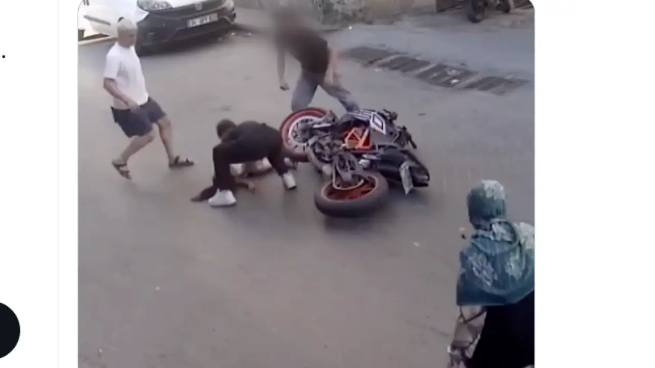 Vecinos auxiliando a la menor tras el fuerte impacto.