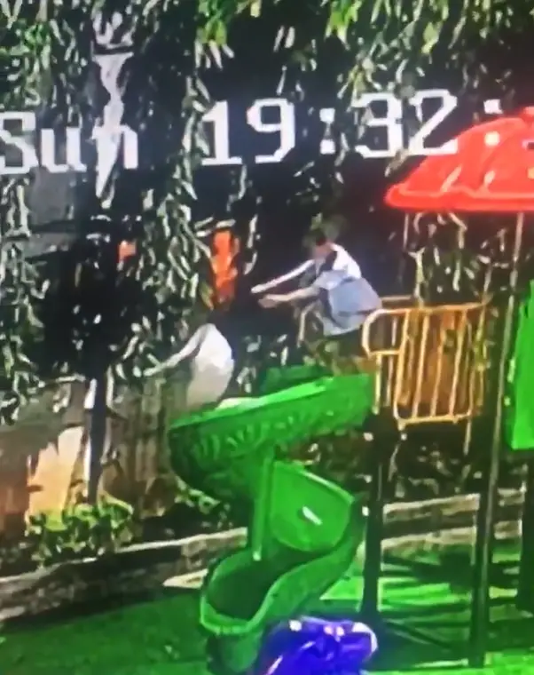 Menor empuja a niña de tobogán mientras jugaban