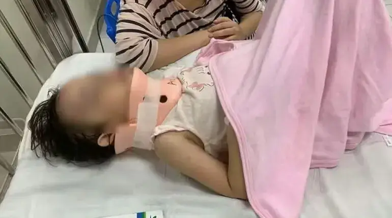 Niña empujada de tobogán por otro menor