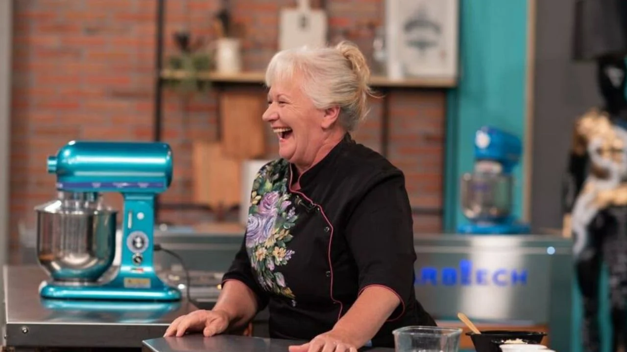 Mirta Carabajal vestida de negro en una cocina.