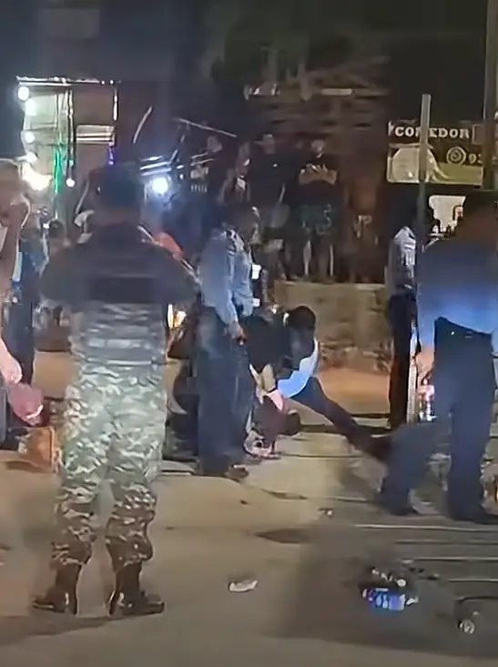 Momento de la pelea entre policías y ciudadanos en Roatán