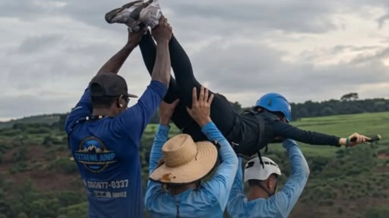 Hombres lanzando a Maria Eduarda Rodrigues de Freita sin cuerda en un salto de bungee.