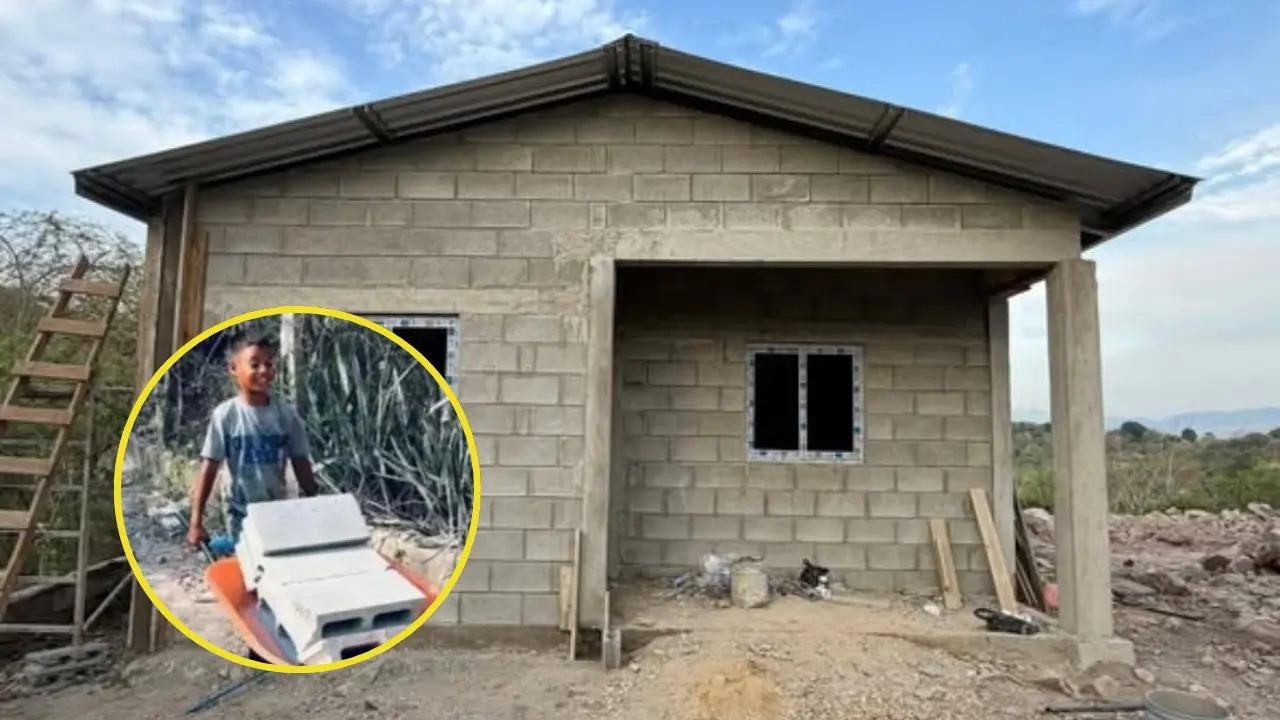 Una casa y un niño con una carreta
