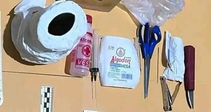 Foto de los objetos que un padre usó para hacerle una cesárea a su hija en Guatemala