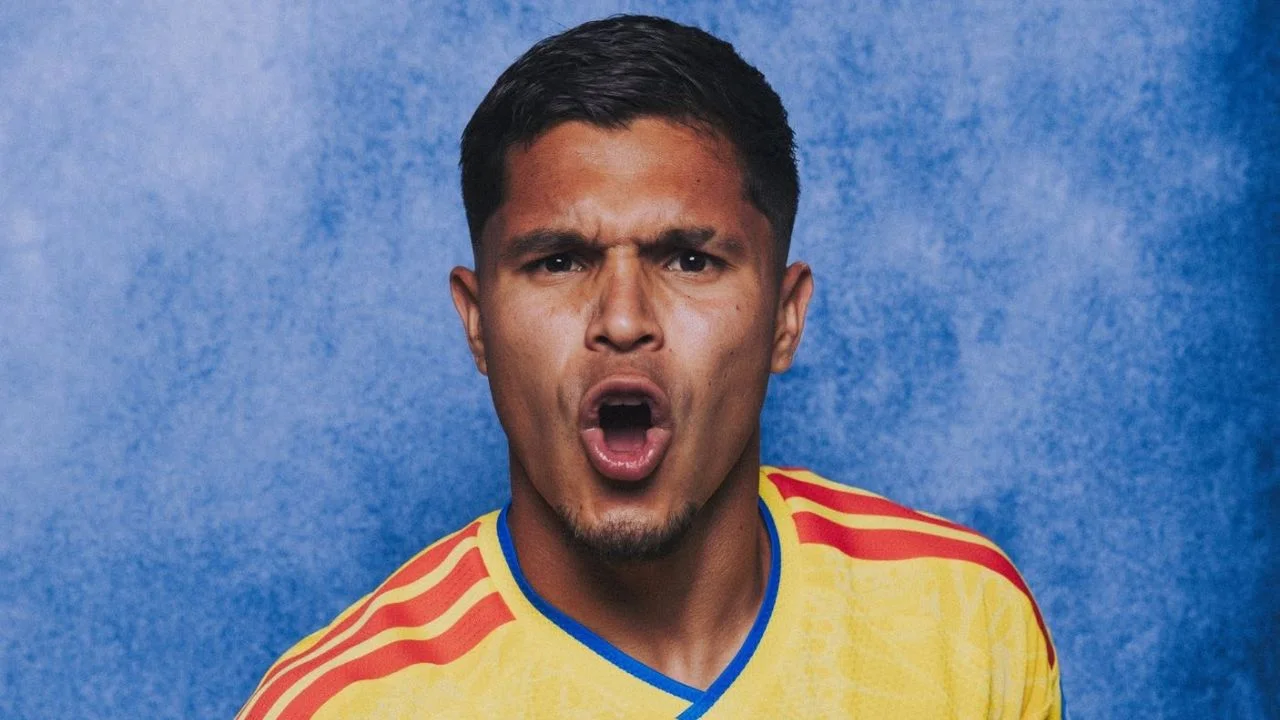 uan Camilo Hernández Suárez con el uniforme de la Selección de Colombia.