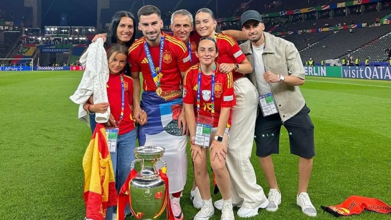 Álex Baena y su familia celebrando la Euro 2024 ganada con España..