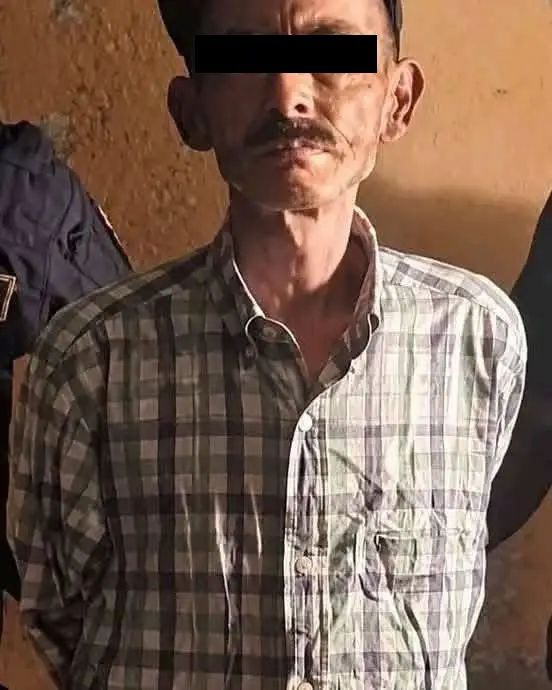 Foto del padre que le realizó una cesárea casera a su hija en Guatemala