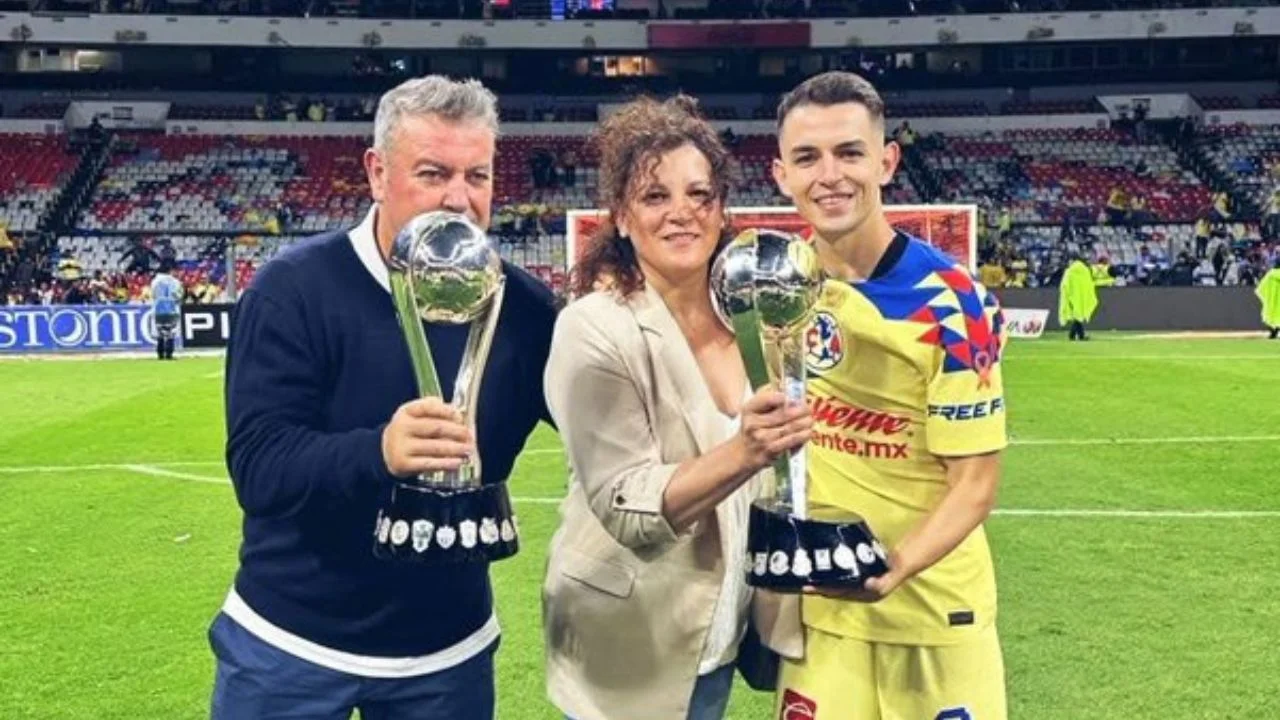 Álvaro Fidalgo junto a sus padres.