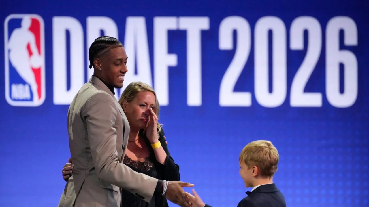 Baba Miller en el draft 2026 con su familia.