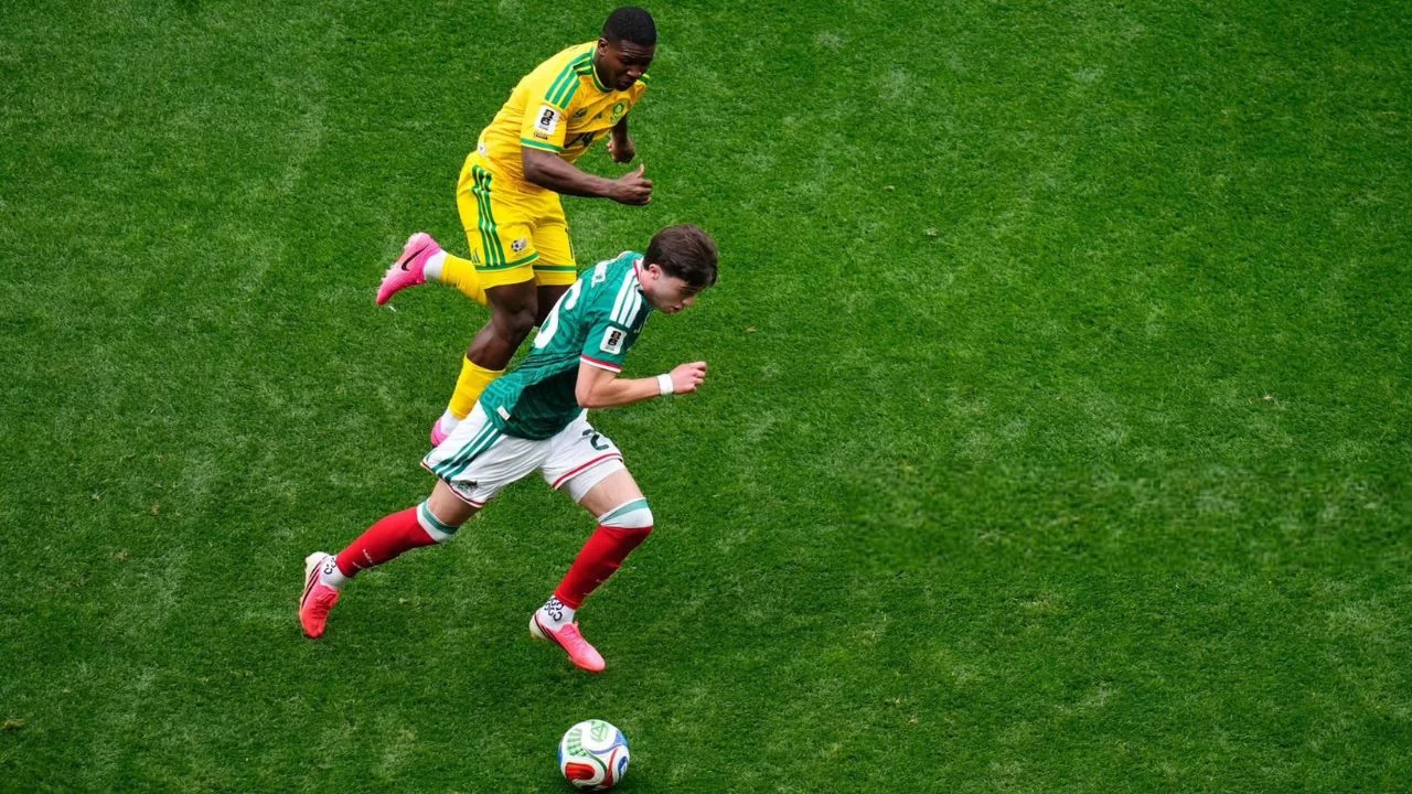 Brian Gutiérrez jugando con la Selección de México contra Sudáfrica en el Mundial 2026.