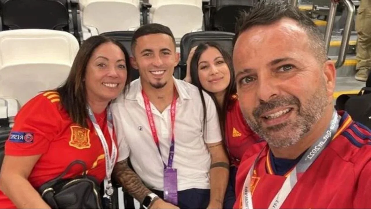 Futbolista de la Selección de España, Yéremy Pino, junto a su familia.