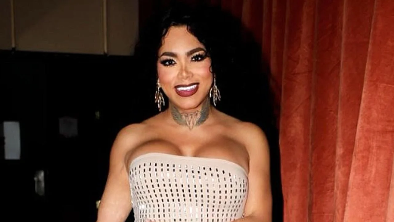 Paola Suárez con una blusa brillante.